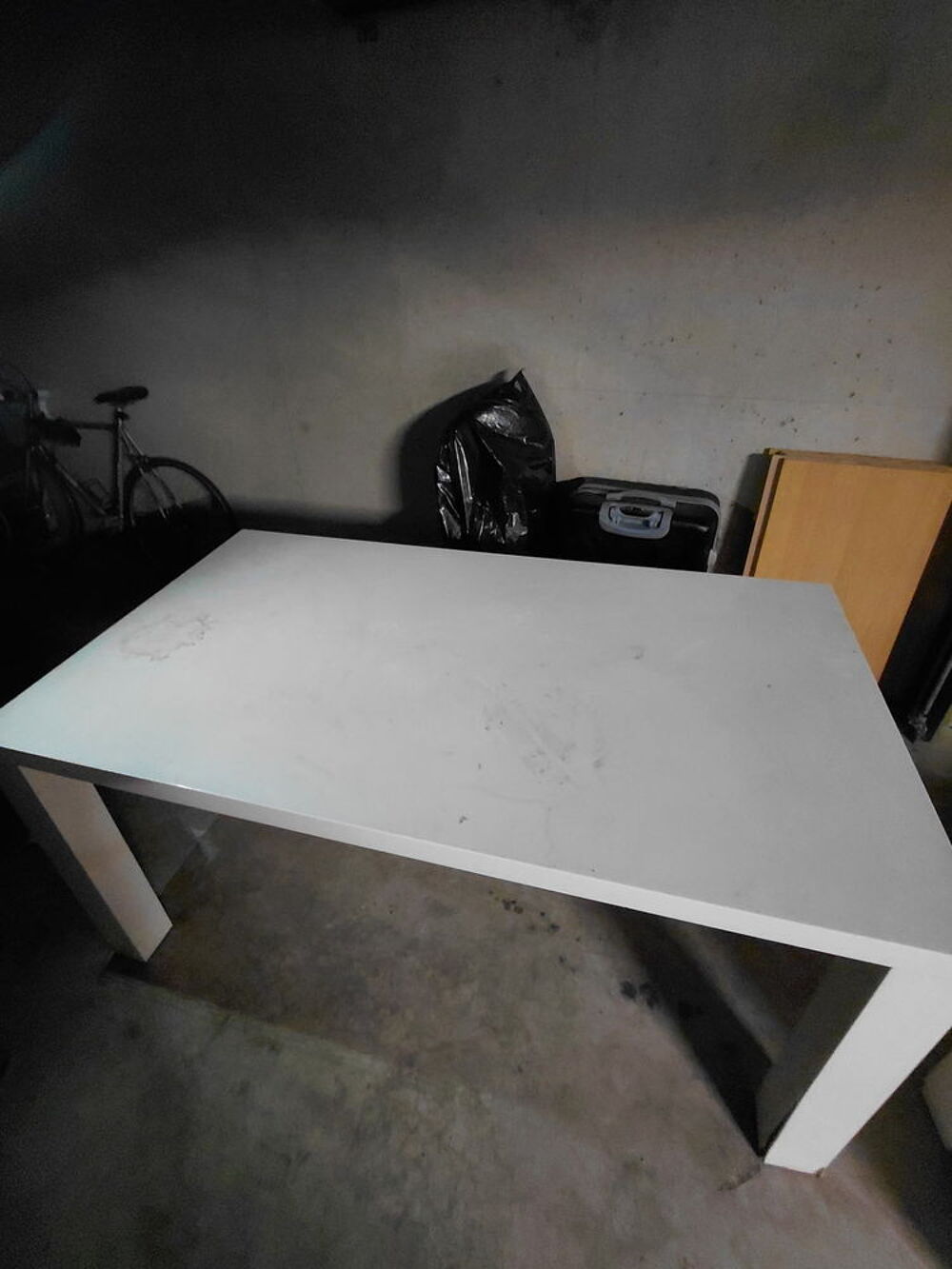 Table blanche alin&eacute;a Meubles