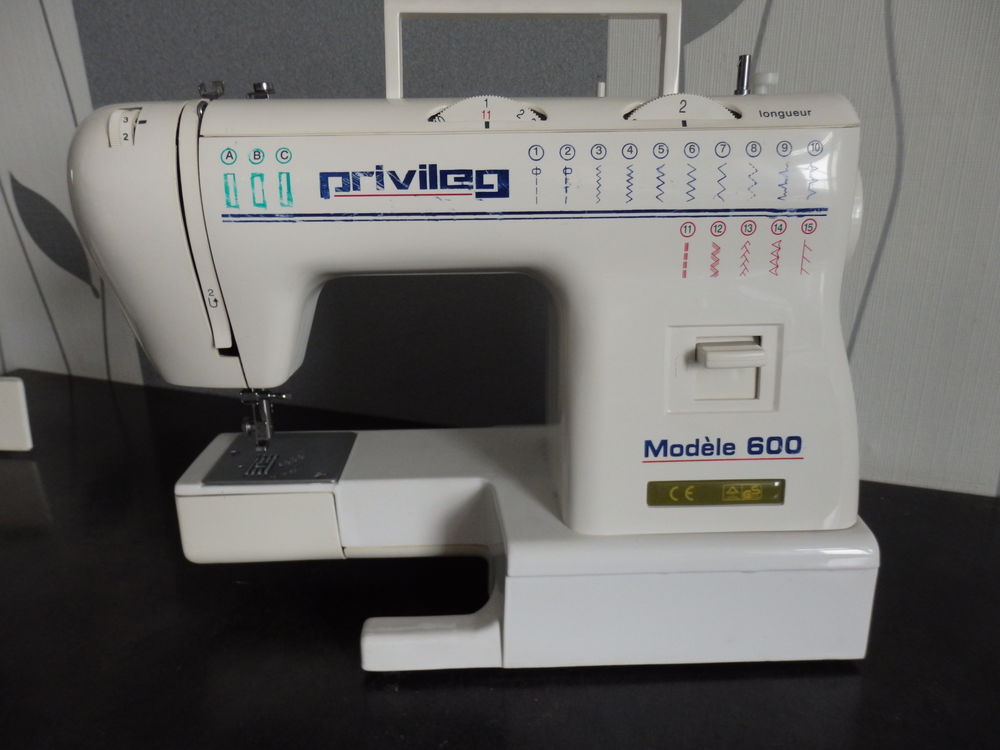 Machine a coudre ( neuve ) Marque PRIVILEG mod&egrave;le 600 Electroménager