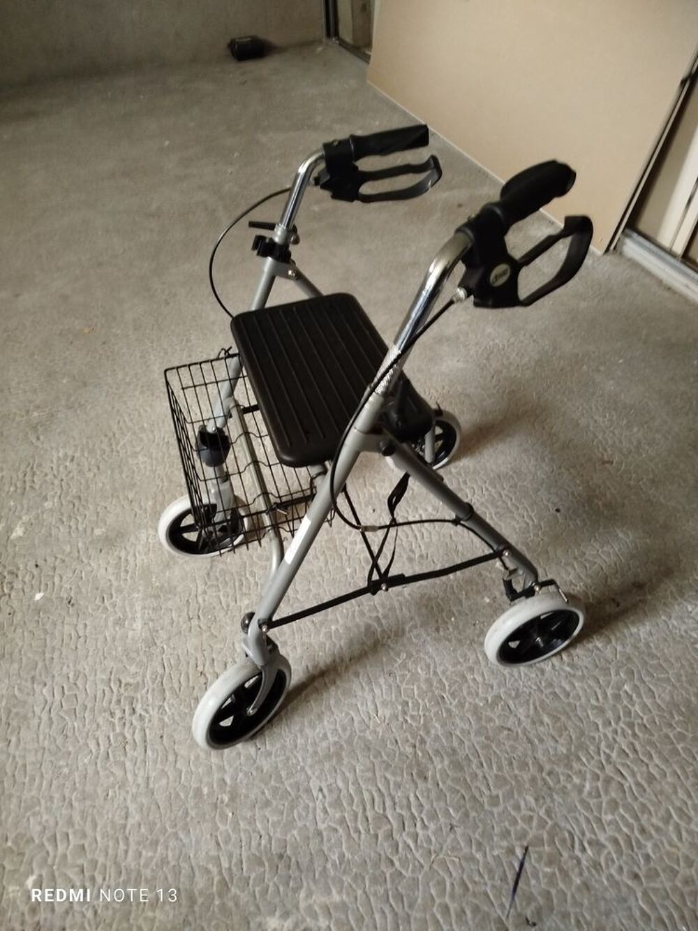 D&eacute;ambulateur pliable 4 roues freins et si&egrave;ge Meubles
