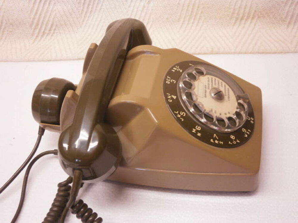 T&eacute;l&eacute;phone de collection S63 vert kaki &agrave; cadran avec son &eacute;cou 