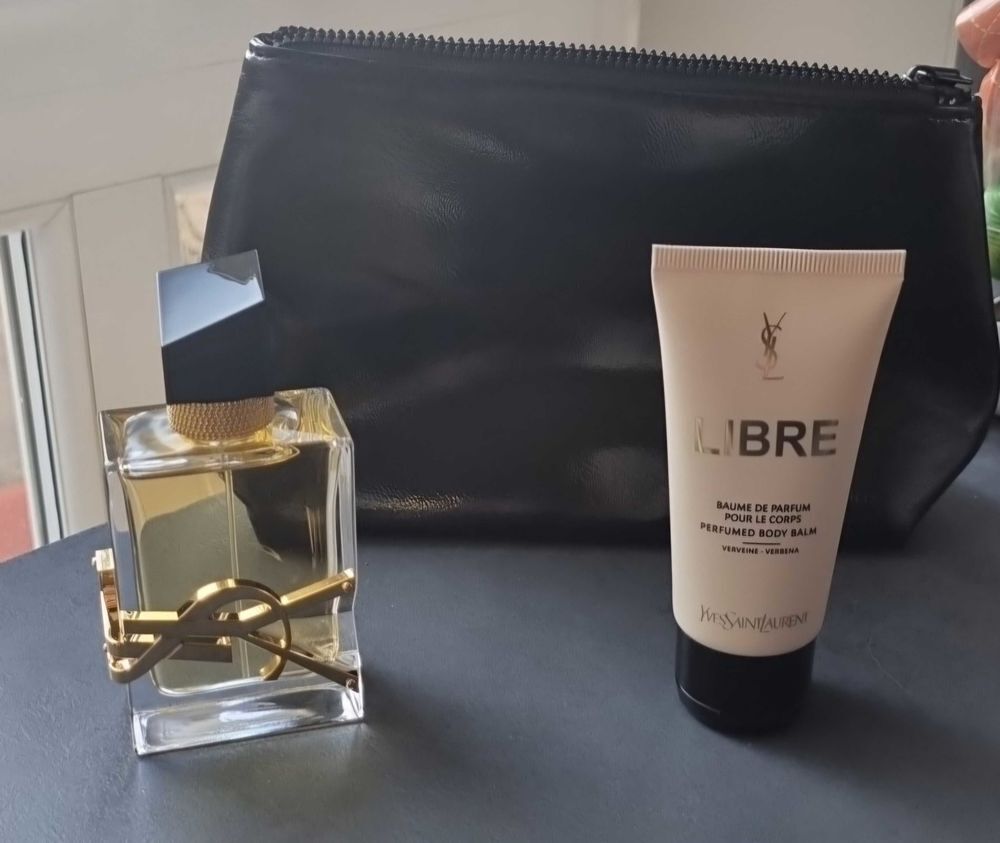 Lot Eau de parfum Libre Yves Saint Laurent 50 ml, pochette et lait pour le corps 50 ml Bijoux et montres