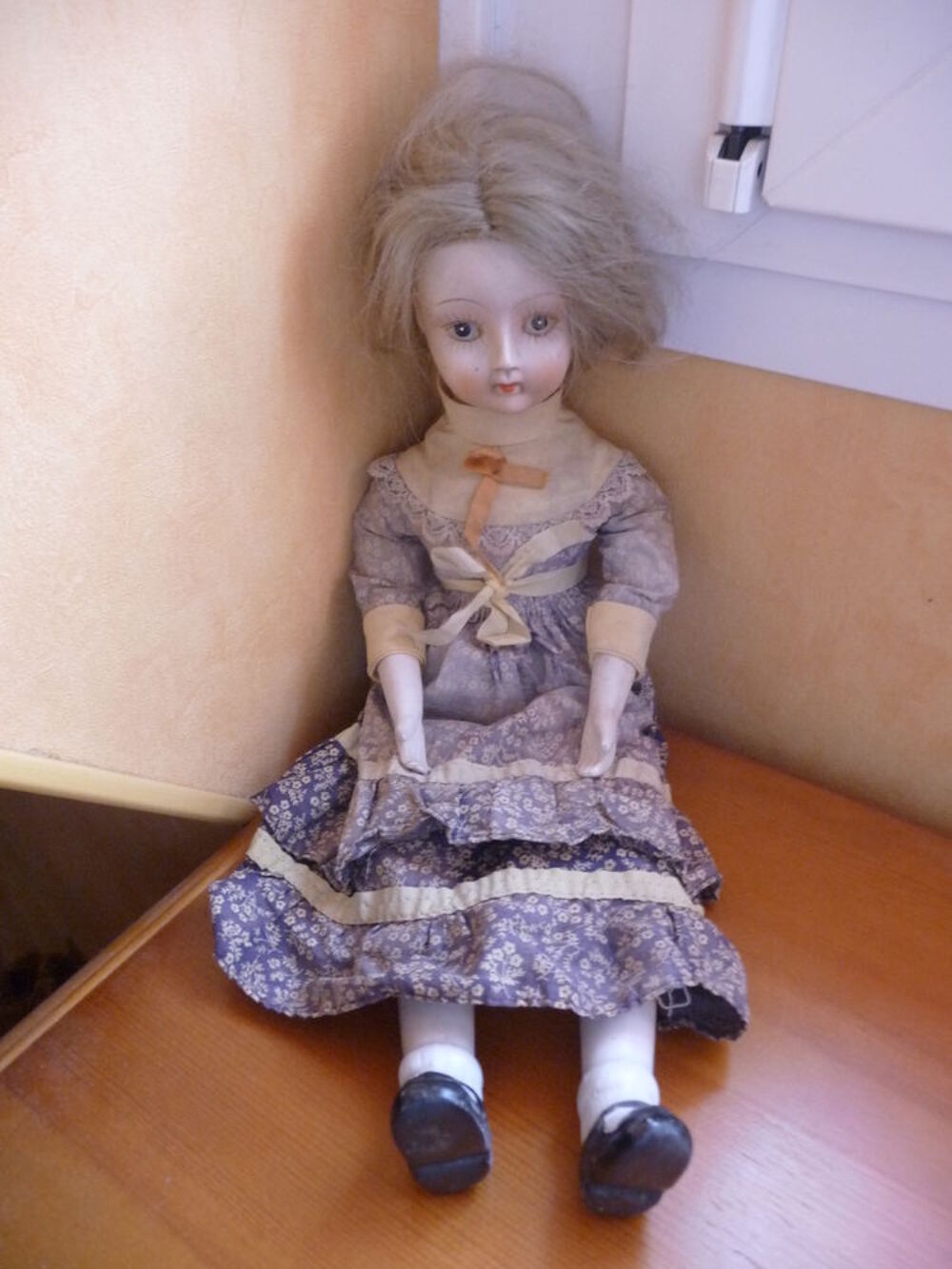 Poup&eacute;e en porcelaine (t&ecirc;te, mains, pieds) vintage
