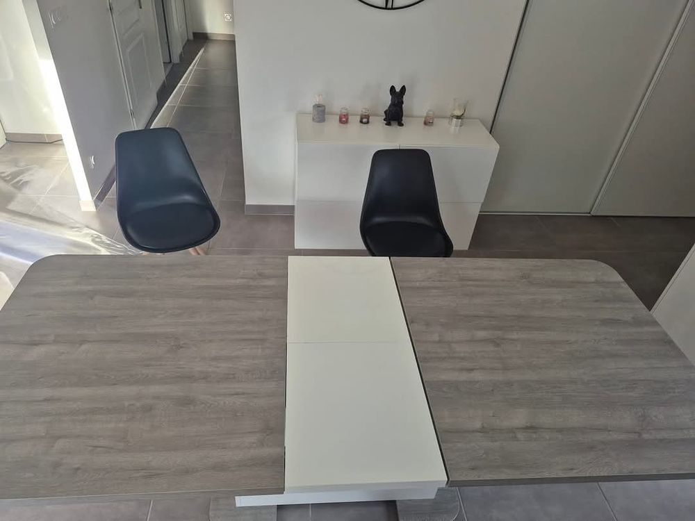 Table &agrave; manger de tr&egrave;s bonne qualit&eacute; Meubles