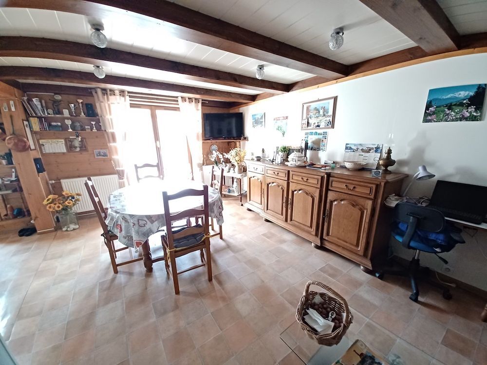 Vente Maison NOUVEAU PRIX ! SAINT MARTIN LA PORTE Cette agréable maison de village d'environ 100 m² + très belle terrasse couverte et ensoleillée, bénéficie de nombreuses dépendances offrant ainsi une surface supplémentaire de 140 m² avec trois accès indépendants. Saint-martin-de-la-porte