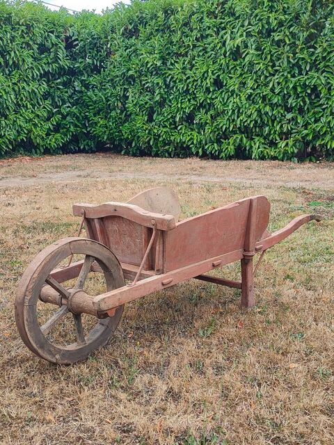 Ancienne brouette en bois 110 Avermes (03)