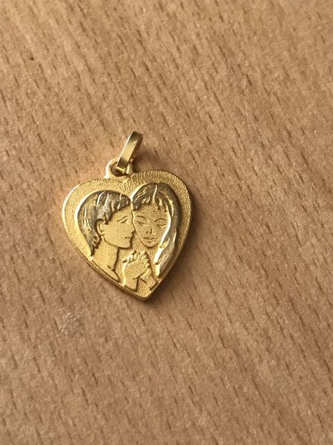 Médaille pendentif amoureux plaqué or c?ur 2 cm
Pochette of 20 Saint-Prix (95)
