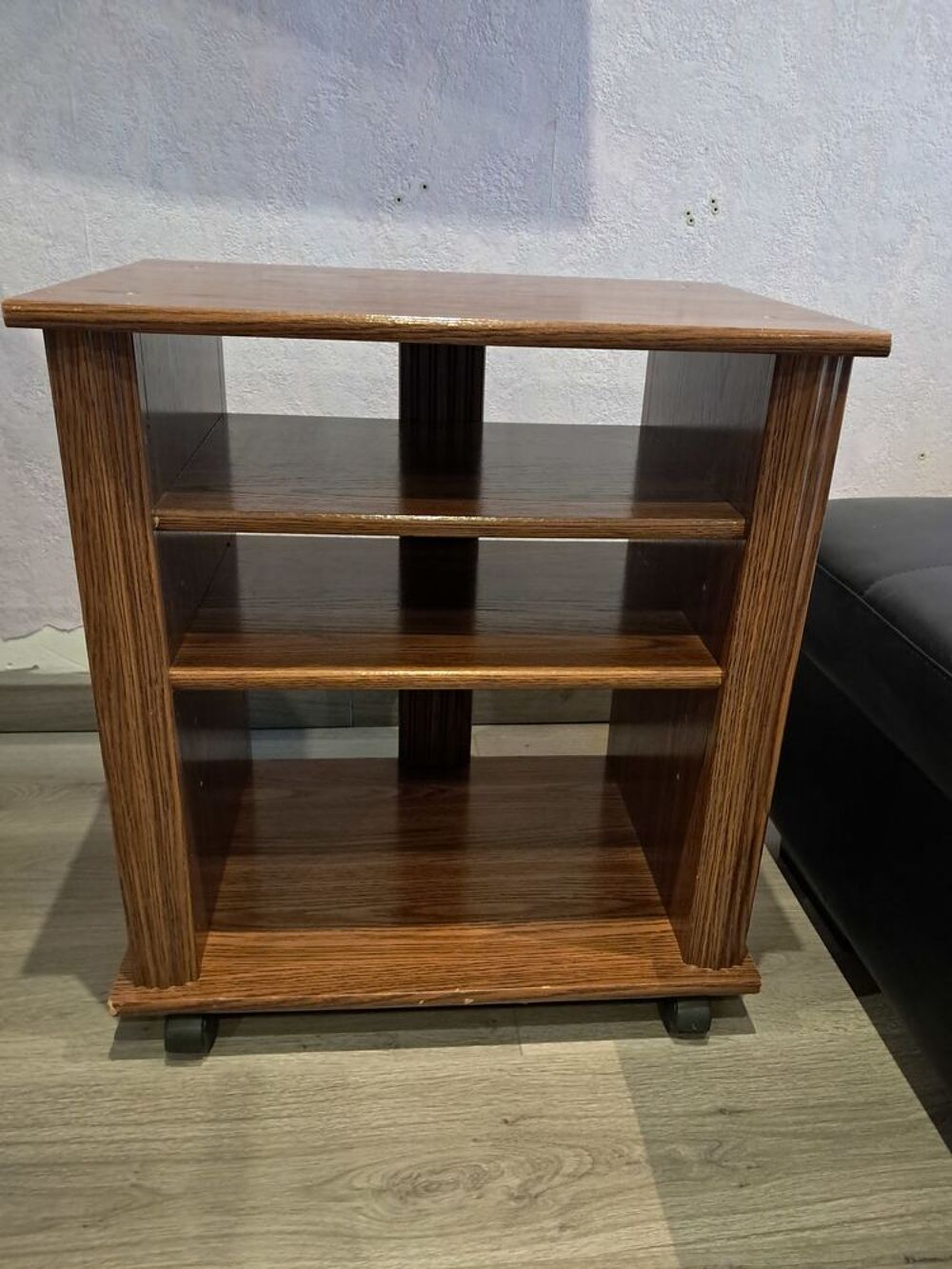 Meuble tv ou autre avec roulettes dimensions environ 64H 57P Meubles