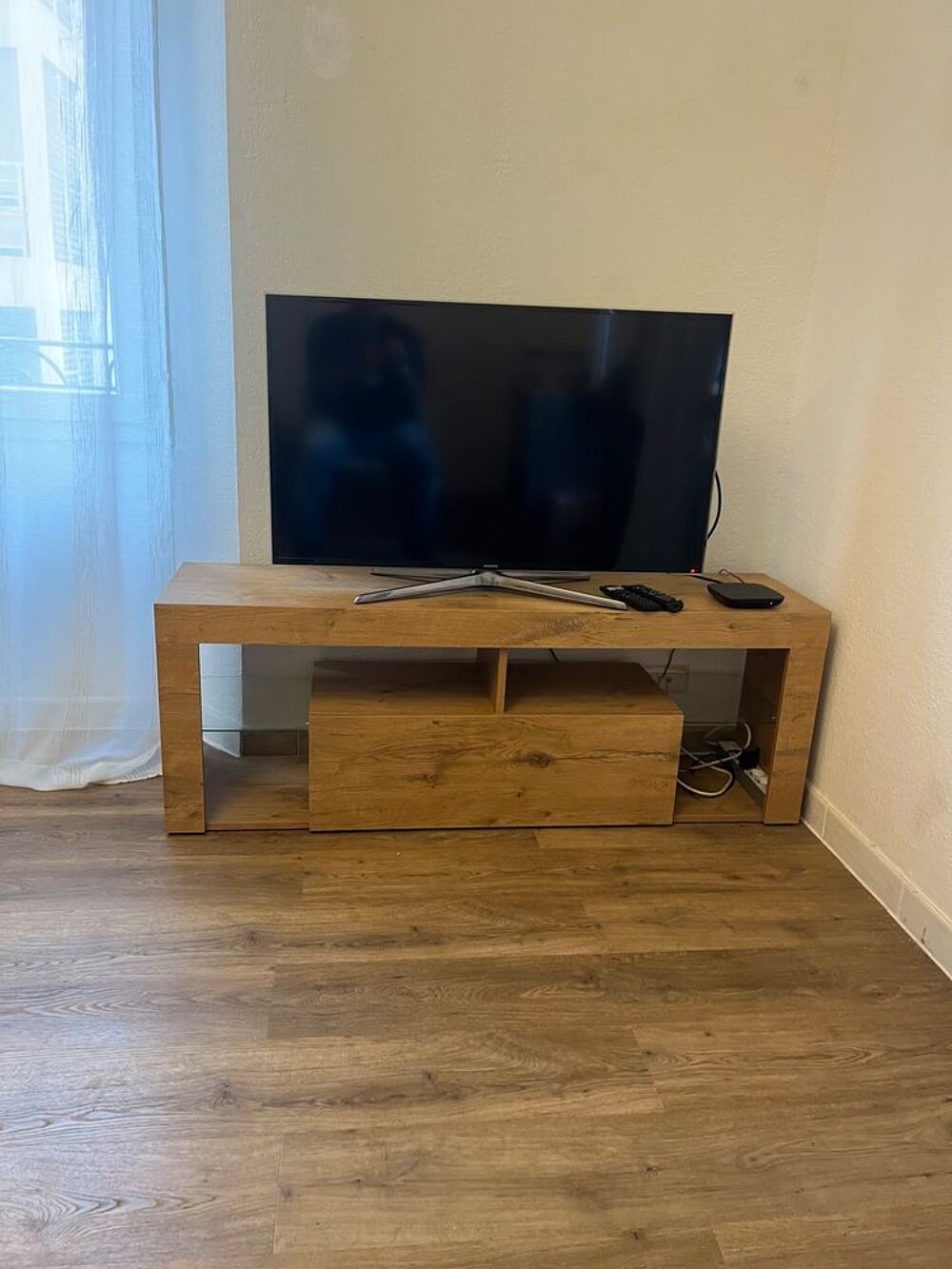 Meuble TV en bois clair avec rangements L139cm
H55cm P 39 cm Meubles