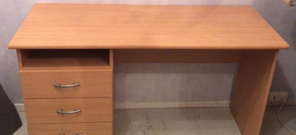 Bureau en bois clair avec tiroirs de rangement Meubles