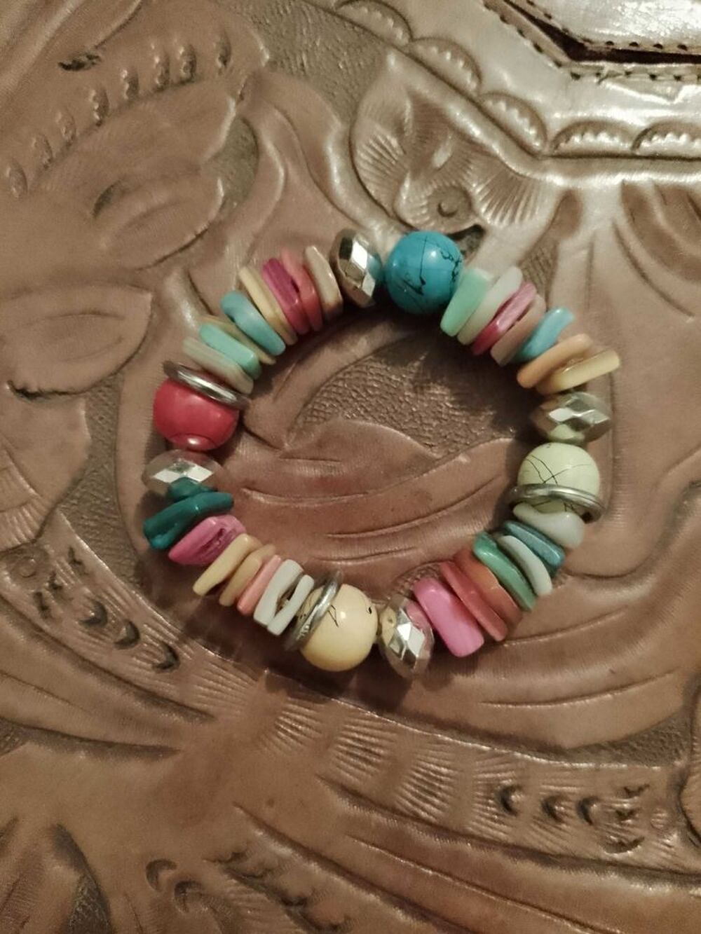 bracelet en perles de plastique et m&eacute;tal multicolore. Bijoux et montres