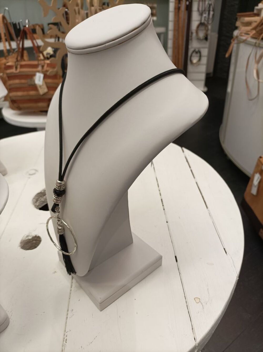 Pr&eacute;sentoir collier blanc similicuir
&eacute;tat neuf
Meubles