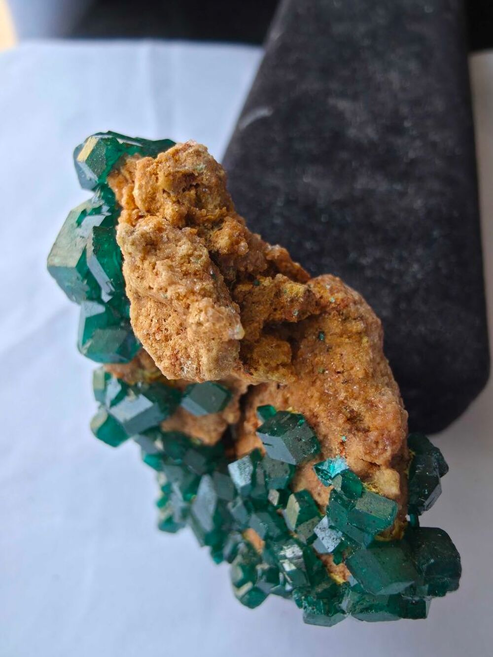 Magnifique Dioptase sur Matrice-Cristaux Vert Emeraude-RDC 50g 