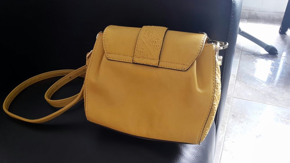 RAVISSANT PETIT GUESS JAUNE Maroquinerie
