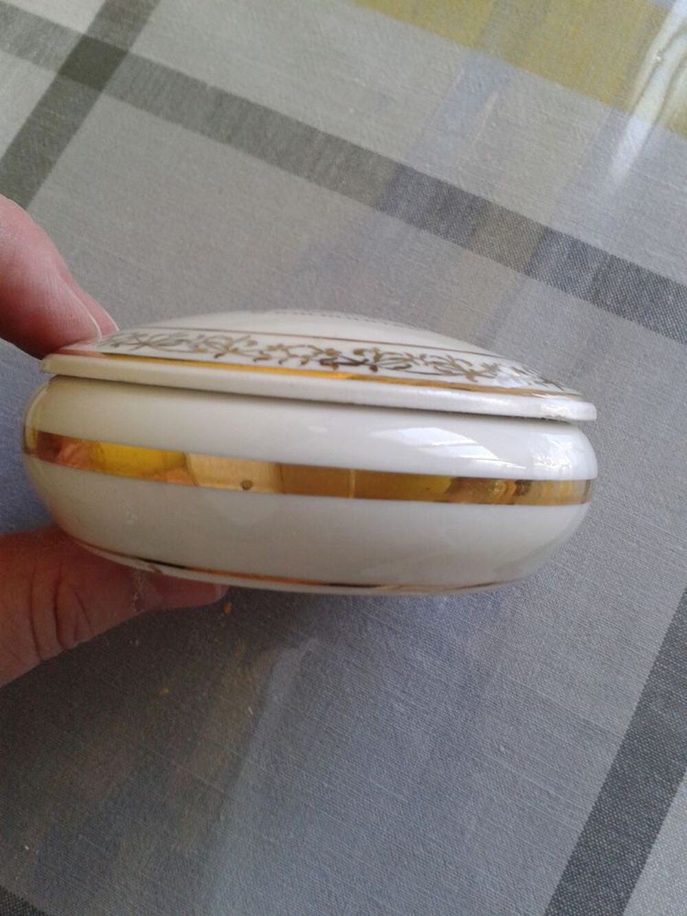 Bonbonni&egrave;re ancienne en porcelaine blanche de communion 