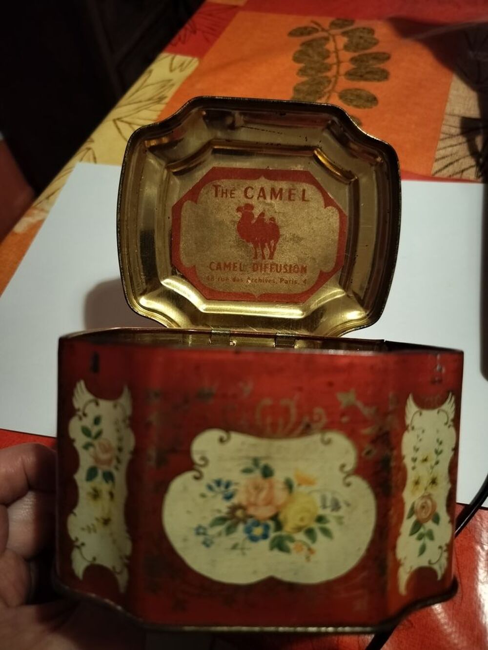 Rare boite &agrave; th&eacute; CAMEL m&eacute;tal motifs fleuris, ans 50 ou avant 