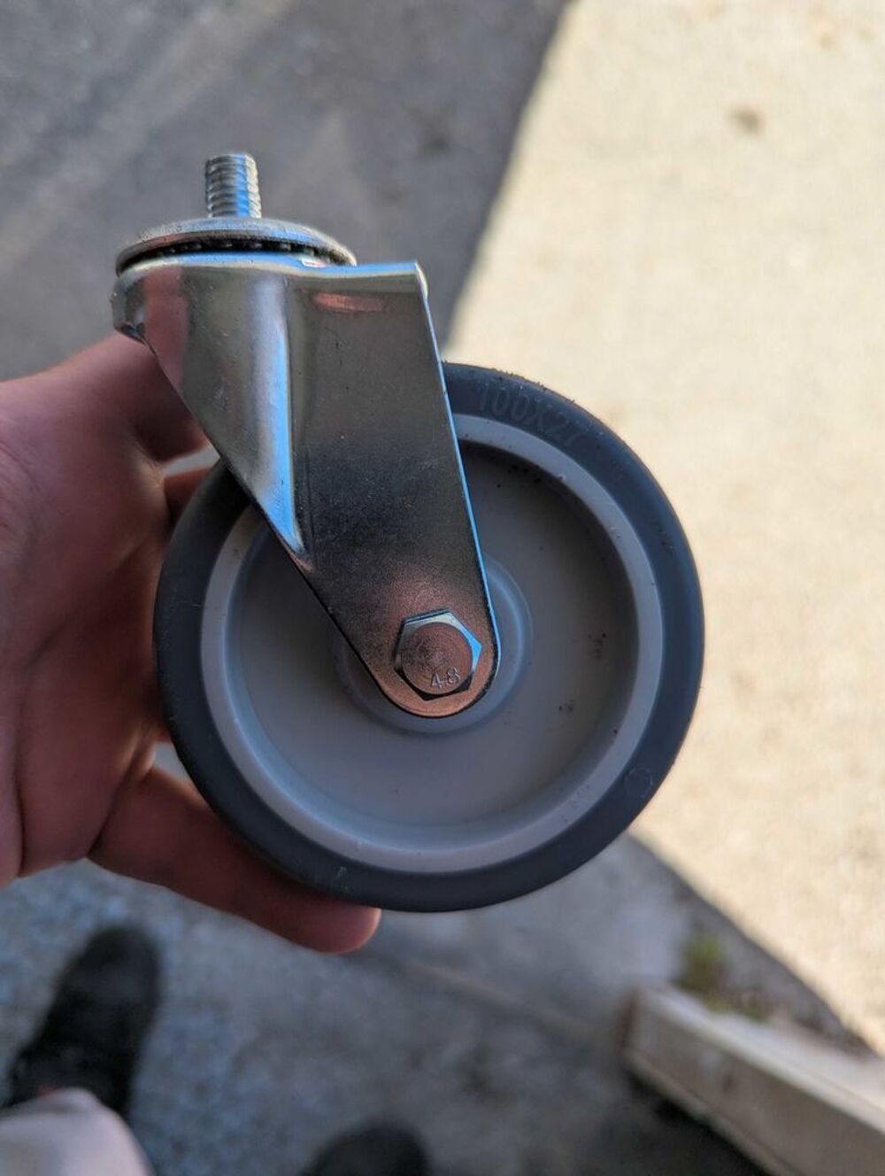 Roue pivotante &agrave; tige filet&eacute;e Bricolage