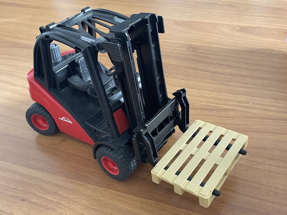 Chariot &eacute;l&eacute;vateur Linde H30D Bruder + acc&eacute;ssoires Jeux / jouets