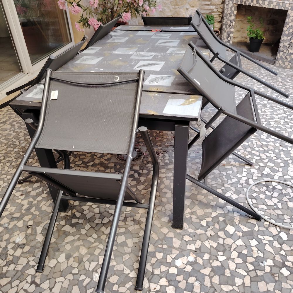 Table d'ext&eacute;rieur + 6 chaises Meubles