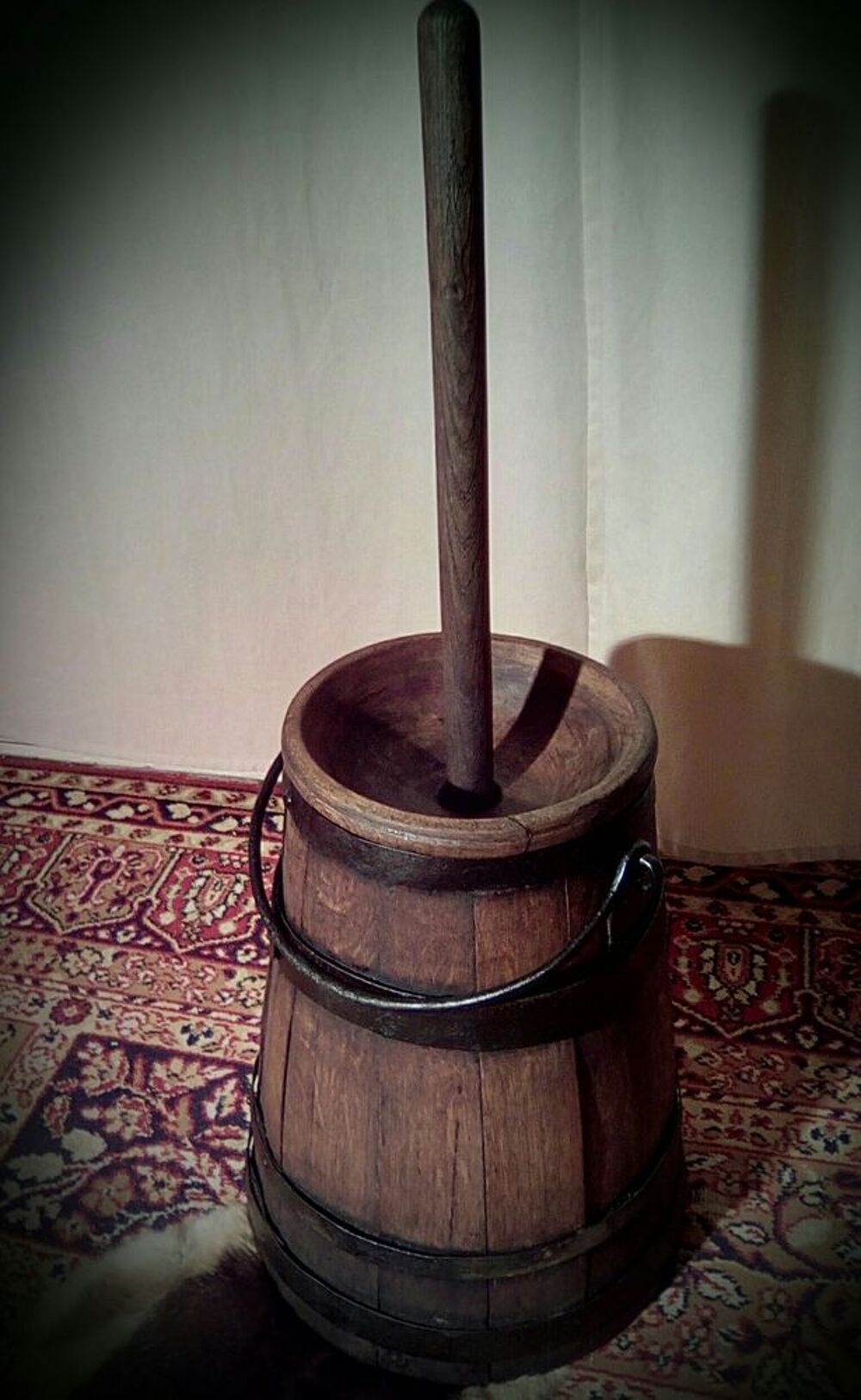 UNE BARATTE EN BOIS AVEC SON PILON ( ANCIENNE ) Décoration