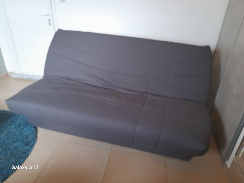 Clic clac housse grise tr&egrave;s bon &eacute;tat servi 2 mois Meubles