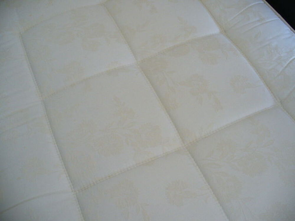 Lit m&eacute;tallique avec parements dor&eacute;s &amp; matelas 90 cm Meubles