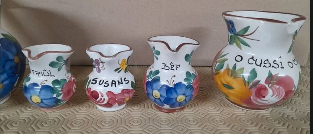 LOT de 12 CRUCHES tailles progressives Décoration