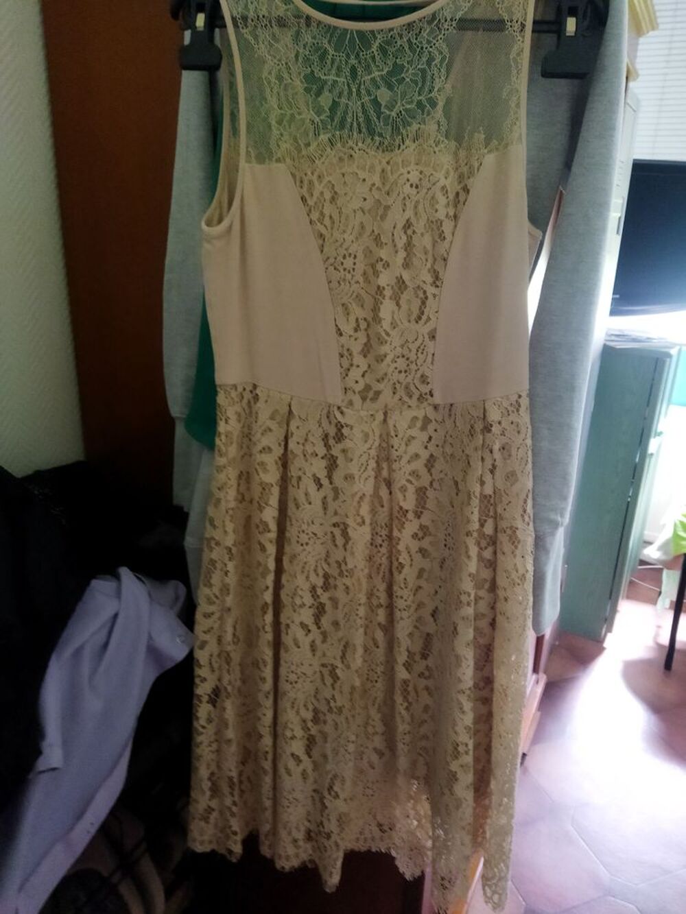 Robe neuf dentelle taille 1 Vêtements