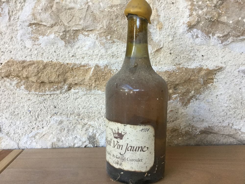 VIEUX VIN JAUNE 1981 "Confr&egrave;rie Royal Vin Jaune" 