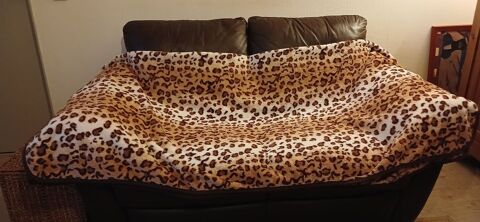 Joli plaid ou couverture �pais et chaud, lumineux,, fa�on l�opard, d' une  belle grandeur  : 2ms/2 ms. Tr�s bel �tat. La mati�re est coton,  laine et un peu d'acrylique. 26 Fontainebleau (77)