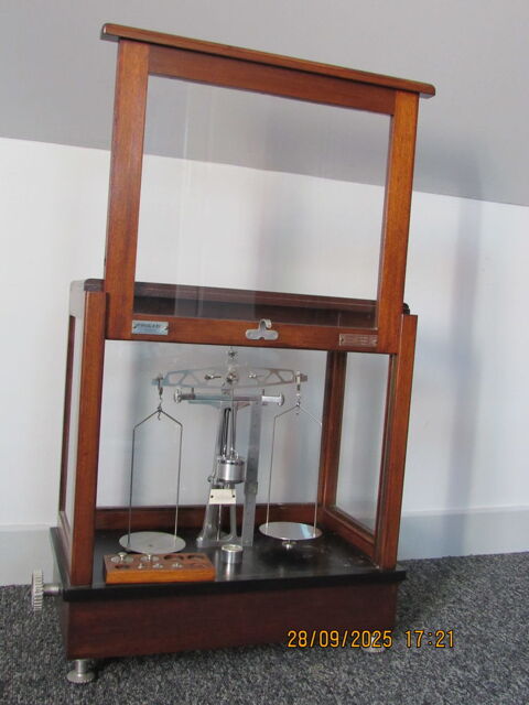 Une balance de pr�cision PROLABO Paris - Num�ro 18387. 60 Orl�ans (45)