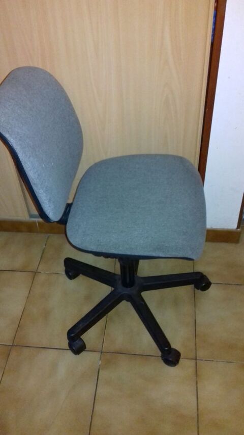 Chaise de bureau rglable par vrin hydraulique 
30 Septmes-les-Vallons (13)