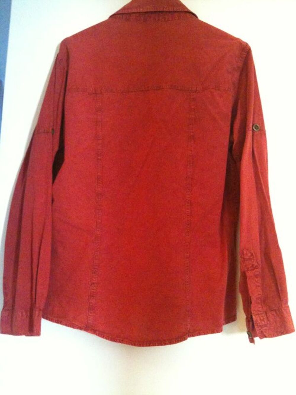 Chemise rouge. Vêtements