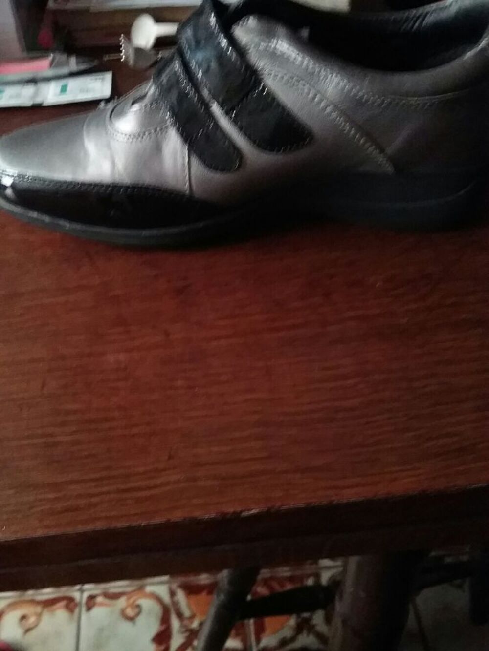 chaussure &agrave; saisir noire et grise Chaussures