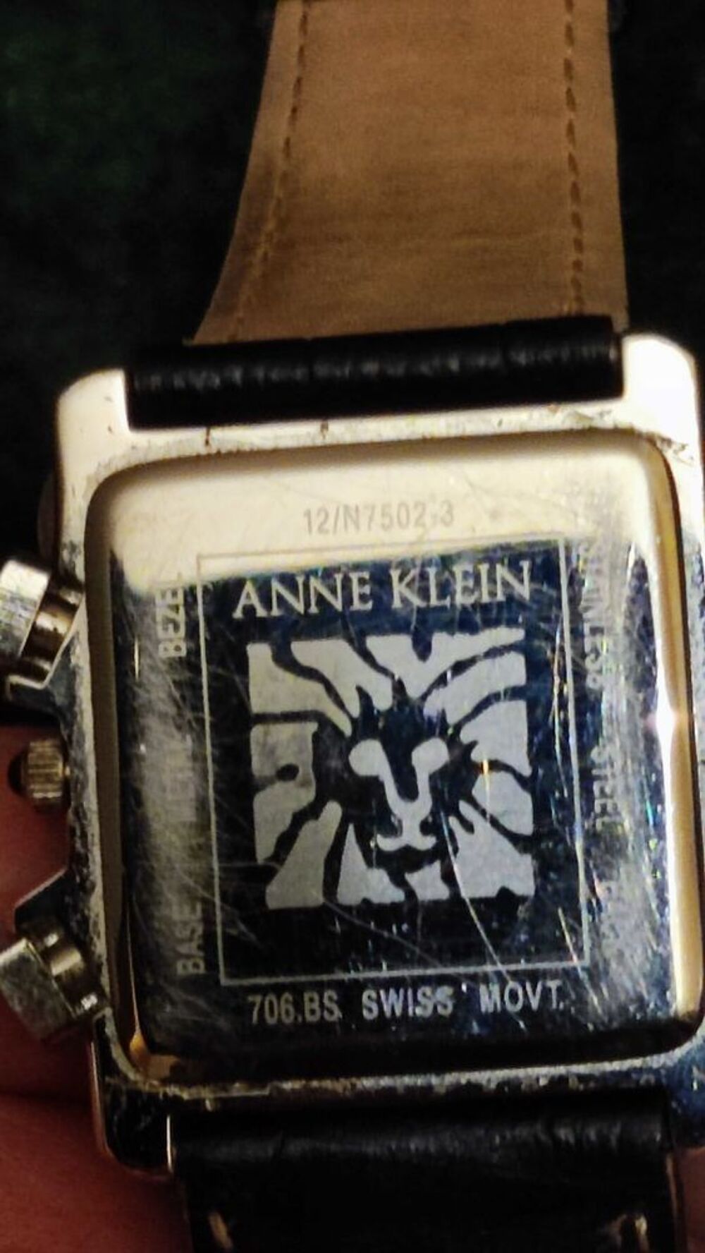 Montre vintage d'Anne Klein avec deux minuscules diamants sur chaque c&ocirc;t&eacute; du cadran, mouvement suisse, bo&icirc;tier acier. Bijoux et montres