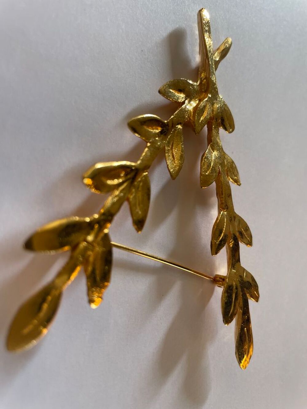 Broche dor&eacute;e feuille laurier en V Ines De La Fressange Bijoux et montres