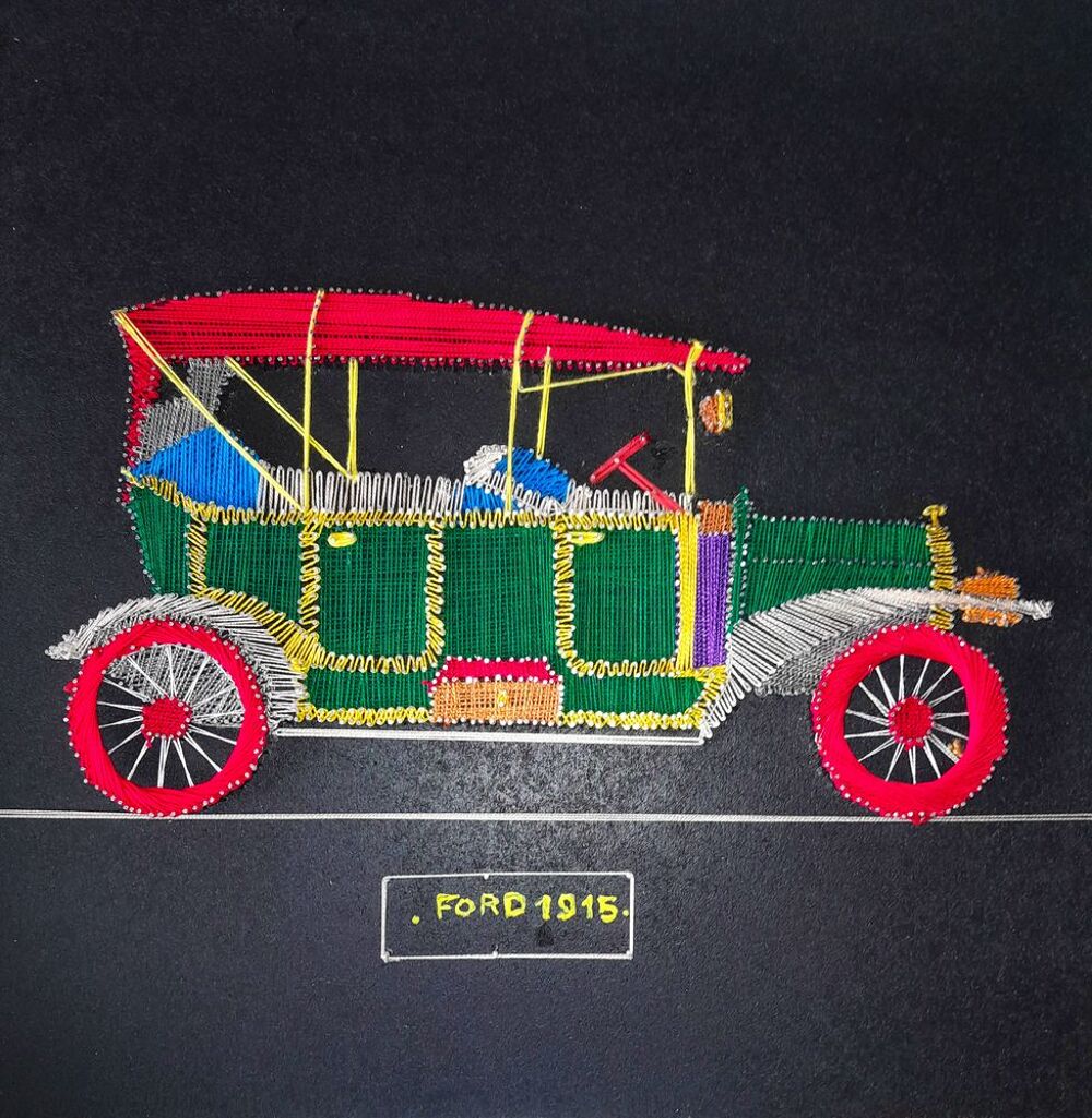 Tableau bois sur fond noir fil tendu sur clou Décoration
