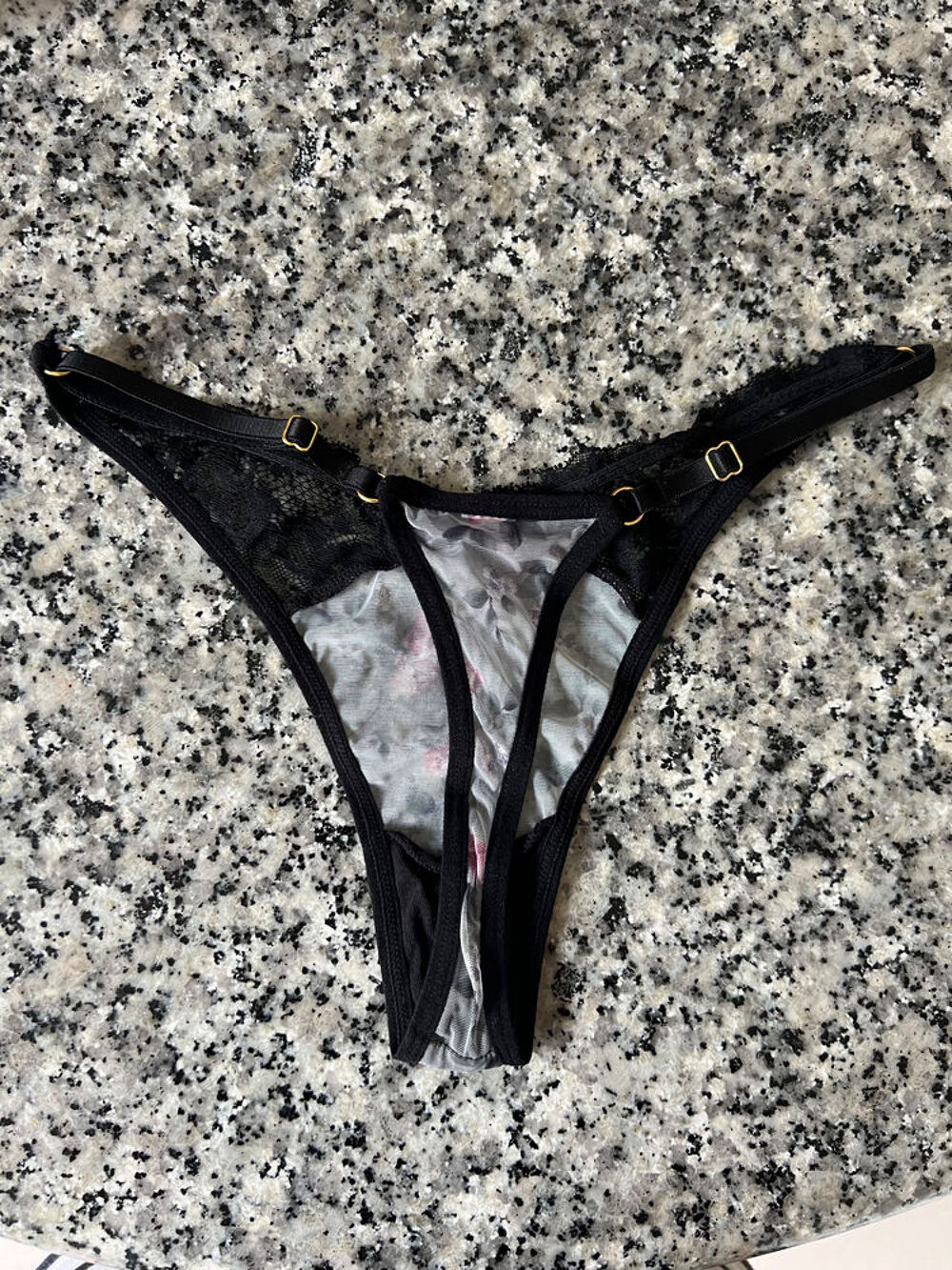 String Femme Noir Fleuri en Dentelle. Neuf Jamais Port&eacute; Vêtements