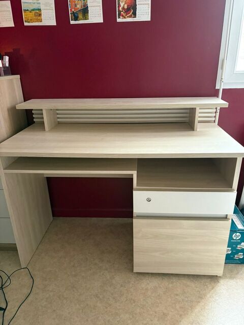 Bureau en bois clair  40 Sainte-Genevi�ve-des-Bois (91)