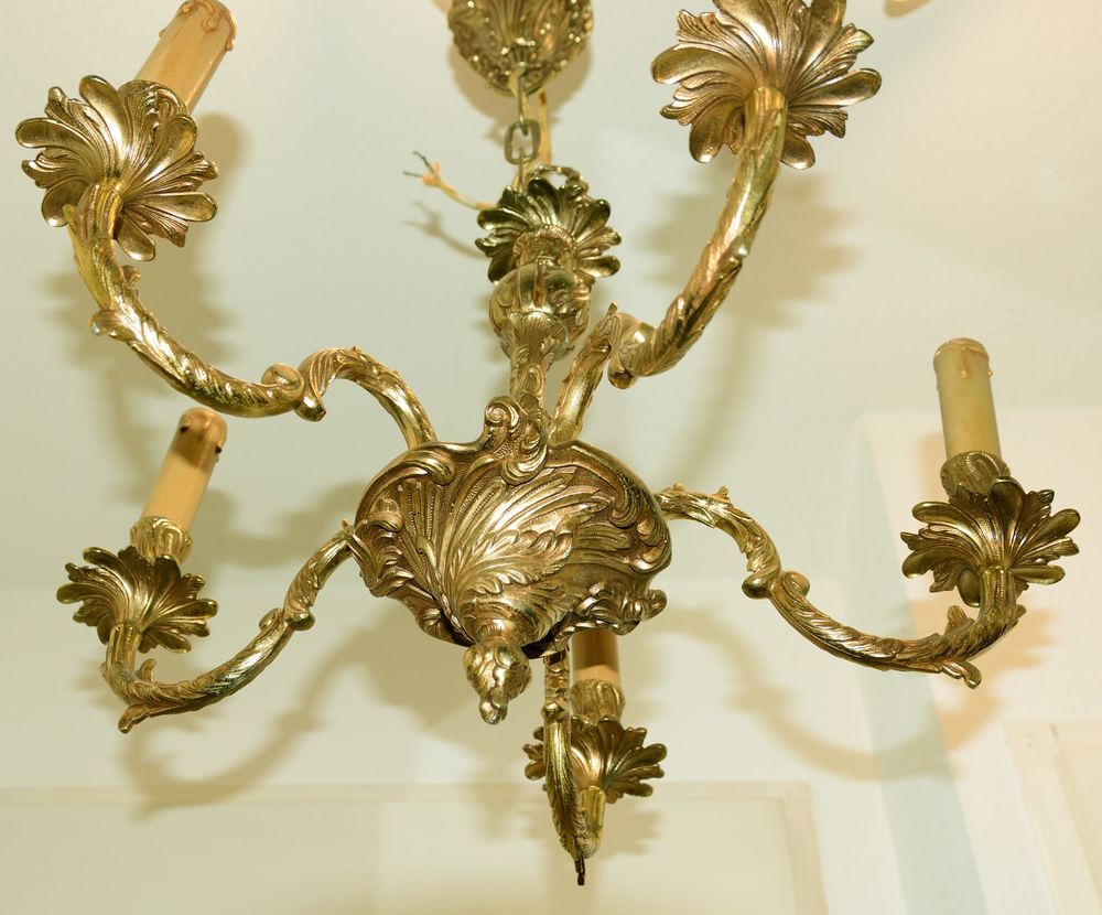Lustre en bronze avec 5 bronches, &eacute;lectrifi&eacute;. Décoration