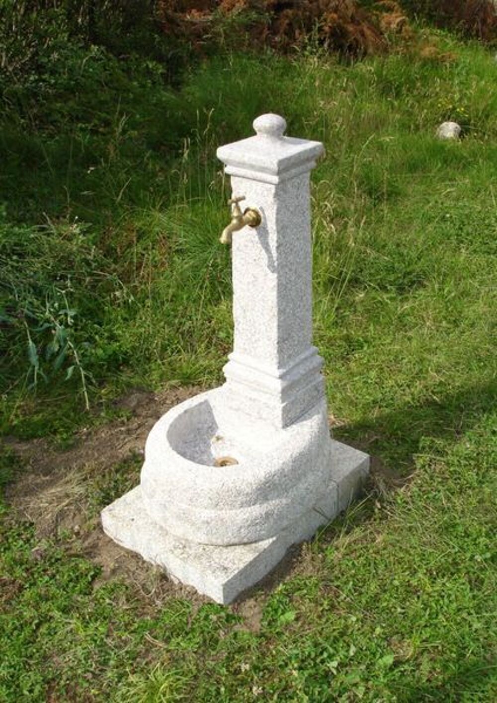 Fontaine en pierre granit neuve Jardin