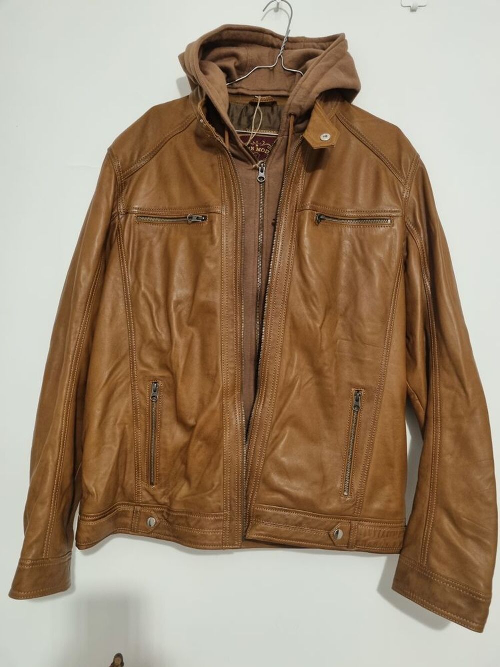 Veste en cuir de couleur marron Vêtements