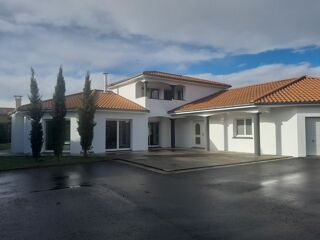 Villa  vendre 7 pices 320 m Pont-du-chteau
