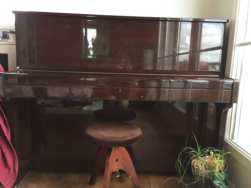 piano droit cadre m&eacute;tallique laqu&eacute; couleur acajou. Instruments de musique