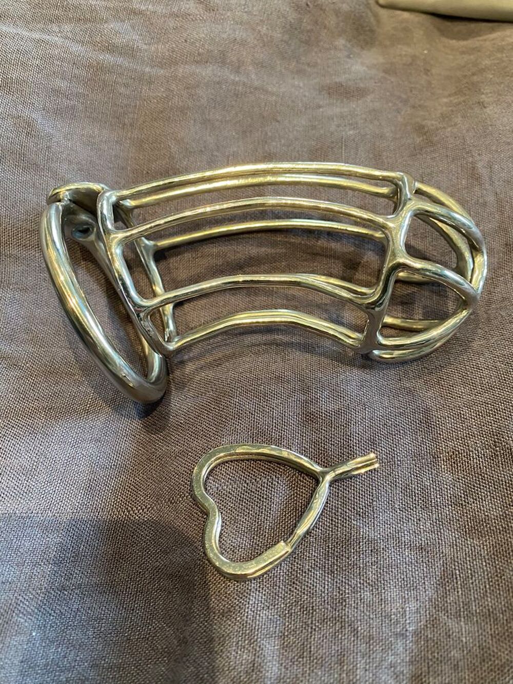 cage de chastet&eacute; fait main par la boutique Aken Red chili.
