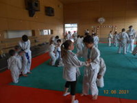   cours de gymnastique souple.de judo.de self-defense. 