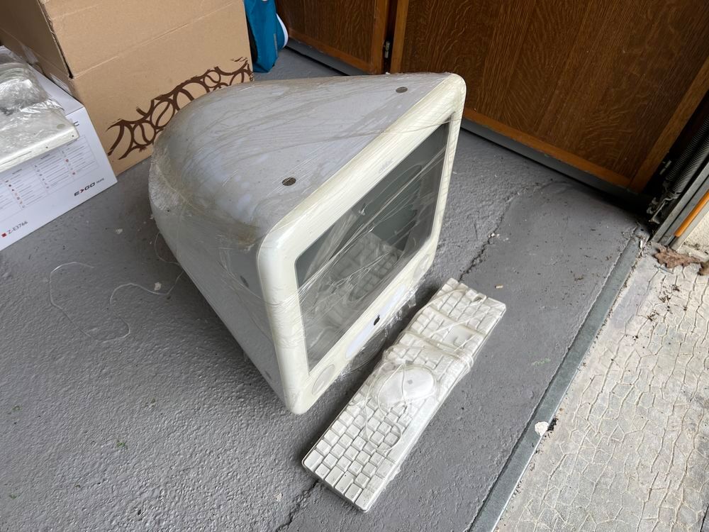 eMac blanc. Matériel informatique