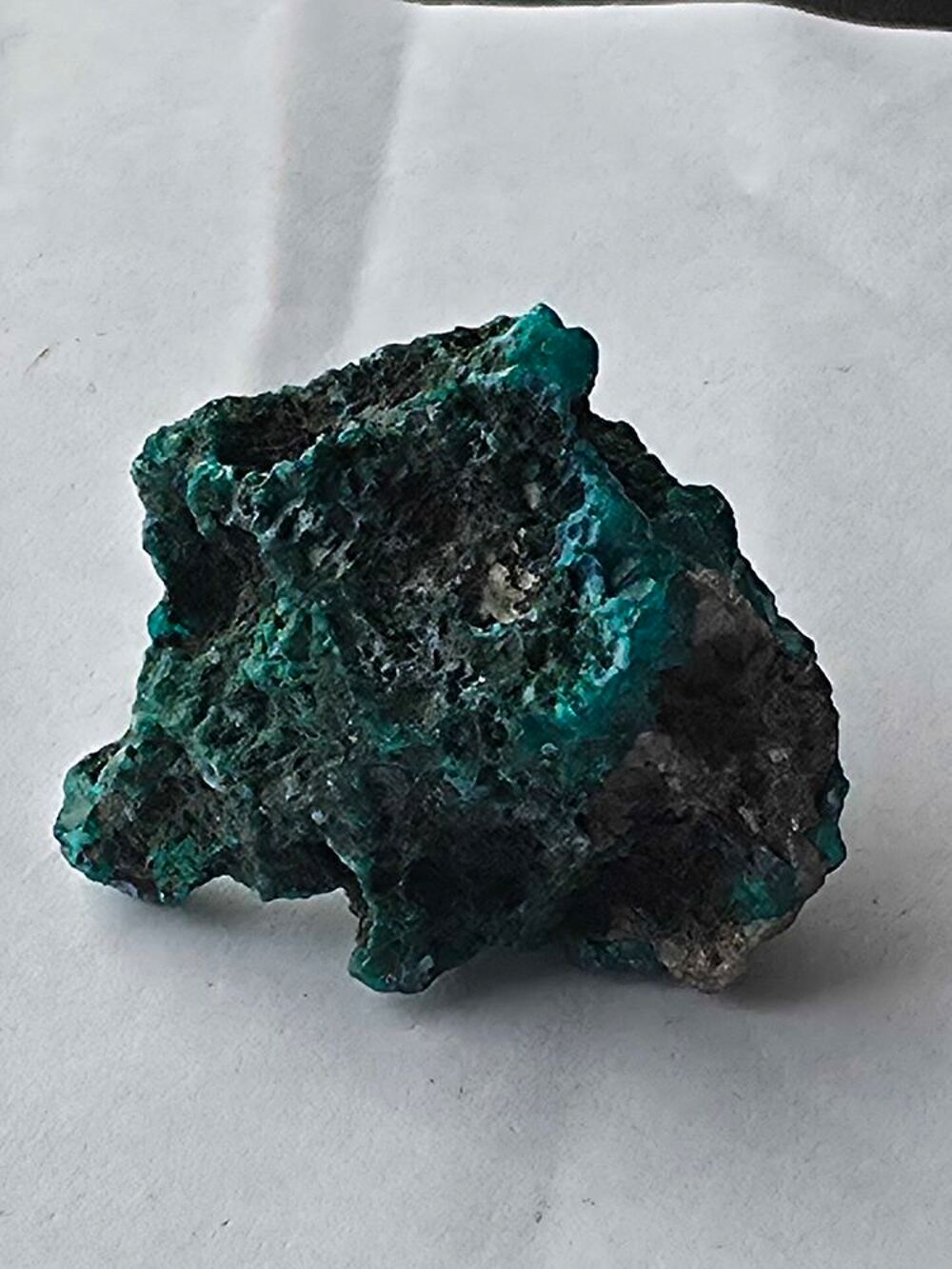 Superbe Dioptase Cristallis&eacute;e-Vert Emeraude Brut 