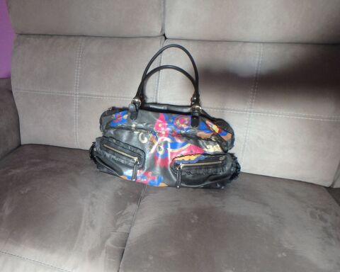 Superbe sac Gucci cuir noir et motifs fleuris     345 Colmar (68)