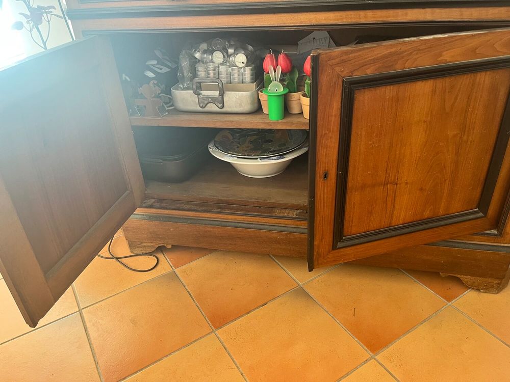 Buffet ancien en bois massif avec vitrine grav&eacute;e Meubles