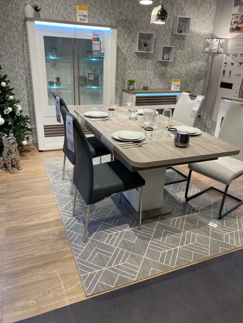 Table de salle &agrave; manger, vitrine et meuble tv Meubles